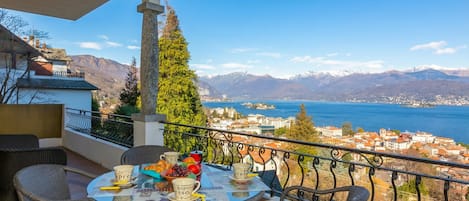 Familienapartment, Mehrere Schlafzimmer, Bergseite (La Rosa Dei Venti Lake View Terrace) | Speisen im Freien
