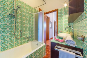 Apartamento familiar, varias habitaciones, junto a la montaña (La Rosa Dei Venti Lake View Terrace) | Baño | Ducha y bañera combinadas, secador de pelo, bidé y toallas