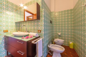 Familienapartment, Mehrere Schlafzimmer, Bergseite (La Rosa Dei Venti Lake View Terrace) | Badezimmer