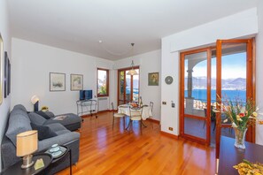 Familienapartment, Mehrere Schlafzimmer, Bergseite (La Rosa Dei Venti Lake View Terrace) | Wohnbereich
