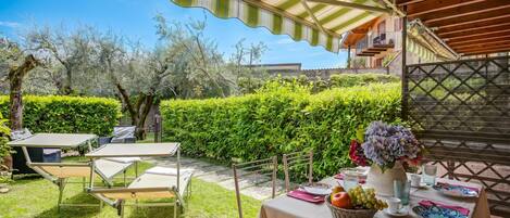 Familie appartement, 1 slaapkamer, magnetron (Borgo Degli Ulivi - 200m to the Lake) | Buiten dineren