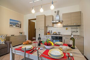 Familienapartment, Mehrere Schlafzimmer (Borgo Degli Ulivi shared pool- 200m) | Speisen