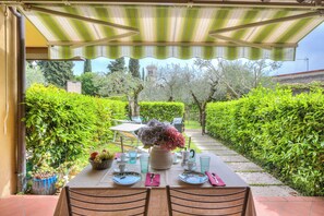 Appartement Familial, plusieurs chambres (Borgo Degli Ulivi shared pool- 200m) | Restauration extérieure