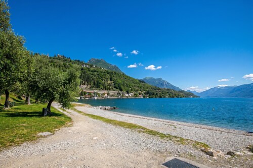 Borgo Degli Ulivi shared pool- 200m lake