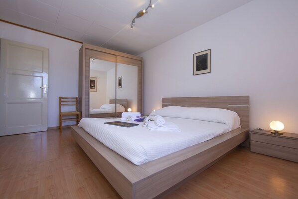 2 sovrum, strykjärn/strykbräda och sängkläder