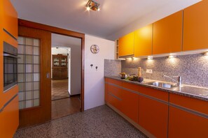 Mikrowelle, Ofen, Geschirrspüler, Wasserkocher mit Kaffee-/Teezubehör