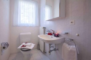 Combined shower/tub, bidet, towels, soap - Villa Lago Lugano (Bissone)