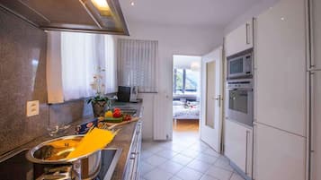 Microwave, oven, dishwasher, coffee/tea maker