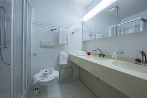 Combined shower/tub, hair dryer, towels, soap - Maraini Elegante (Lugano)