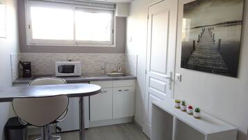 Réfrigérateur, micro-ondes, plaque de cuisson, cafetiÚre/bouilloire