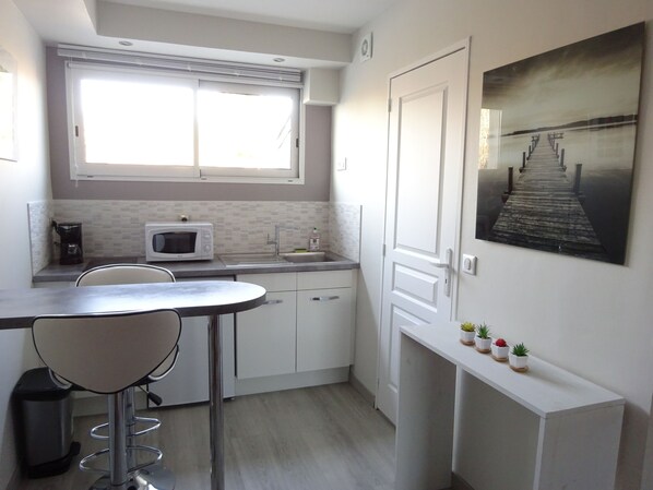 Fridge, microwave, stovetop, coffee/tea maker