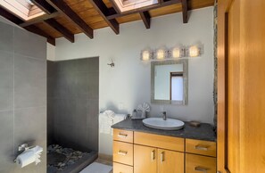 Baignoire, sĂšche-cheveux, serviettes fournies, savon
