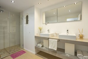 Dusche, Haartrockner, Handtücher