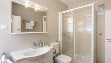 Apartment (One Bedroom Apartment) | Bathroom | Shower, towels