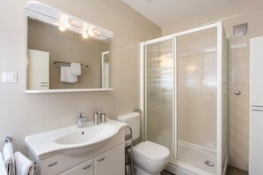 公寓 (One Bedroom Apartment) | 浴室 | 淋浴设施、毛巾