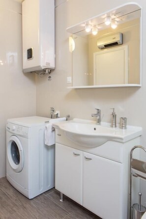 Bathroom - Nila's Place (Dubrovnik)