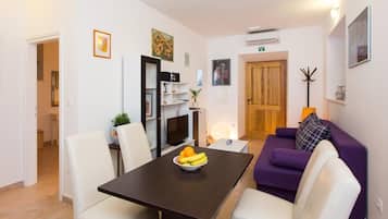 Apartment (One Bedroom Apartment) | In-room dining