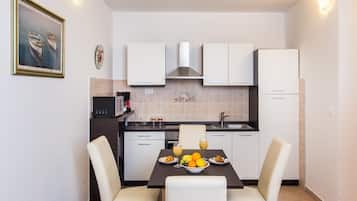 Apartment (One Bedroom Apartment) | In-room dining