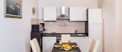 公寓 (One Bedroom Apartment) | 客房内用餐