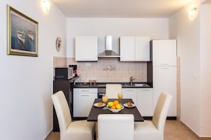 Apartment (One Bedroom Apartment) | Essbereich im Zimmer