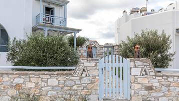 Vista frontal de la propiedad