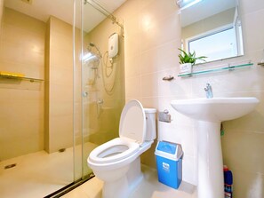 Căn hộ Cao cấp | Phòng tắm | Buồng tắm vòi sen, dép đi trong nhà 