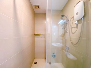Luxury Apartment | Bathroom | Shower, slippers
