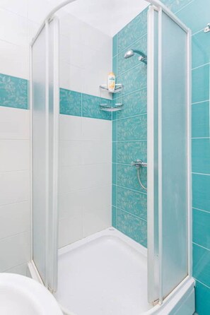 Haartrockner, Handtücher, Seife, Shampoo