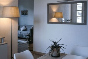 Tv, eldstad, tv-spel och ett filmbibliotek