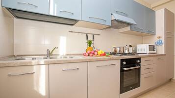 Family Apartment, 2 Bedrooms (Villa Mimosa Appartamento 5) | Private kitchen | Fridge, microwave, oven, stovetop