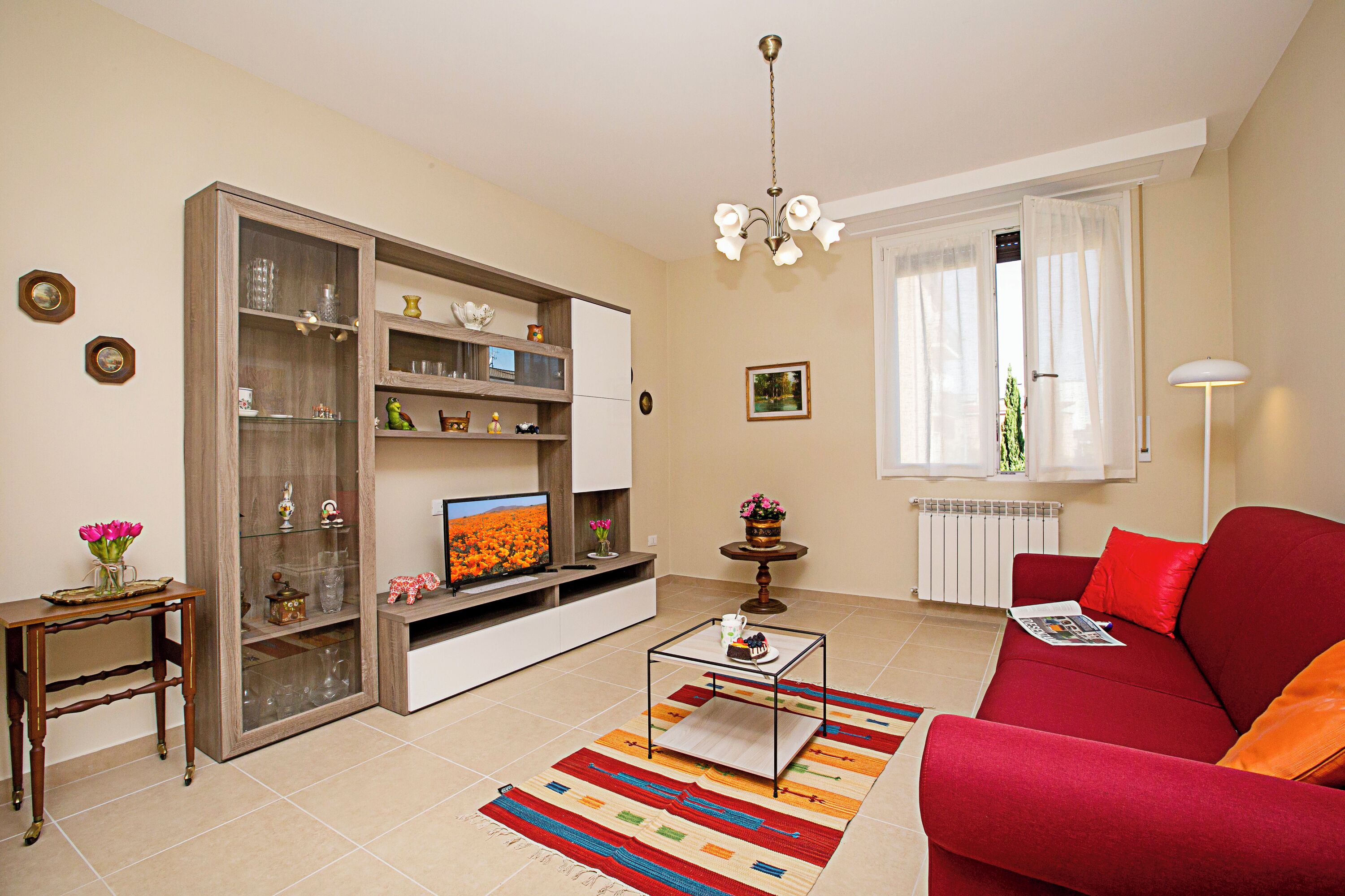 Appartamento familiare, camere multiple (Villa Mimosa Appartamento 4) | Area soggiorno | TV a schermo piatto 21 pollici con canali via cavo, TV