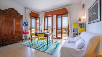 Family Apartment, 2 Bedrooms (Casa Michelangelo) | Living area | 21-inch TV with cable channels