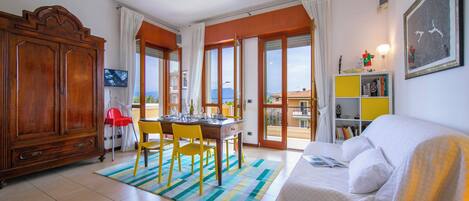 Family Apartment, 2 Bedrooms (Casa Michelangelo) | Living area | 21-inch TV with cable channels