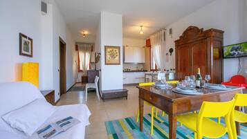 Family Apartment, Multiple Bedrooms (Casa Michelangelo) | Living area | 21-inch TV with cable channels