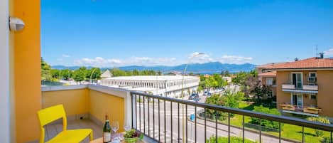 Family Apartment, 2 Bedrooms, Balcony (Casa Michelangelo) | Outdoor dining
