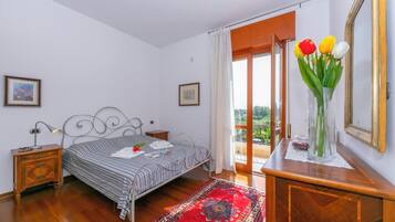 Family Apartment, Multiple Bedrooms (Casa Michelangelo) | 2 bedrooms, iron/ironing board, free WiFi, bed sheets