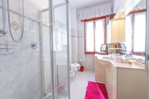 淋浴設備、吹風機、坐浴桶、毛巾