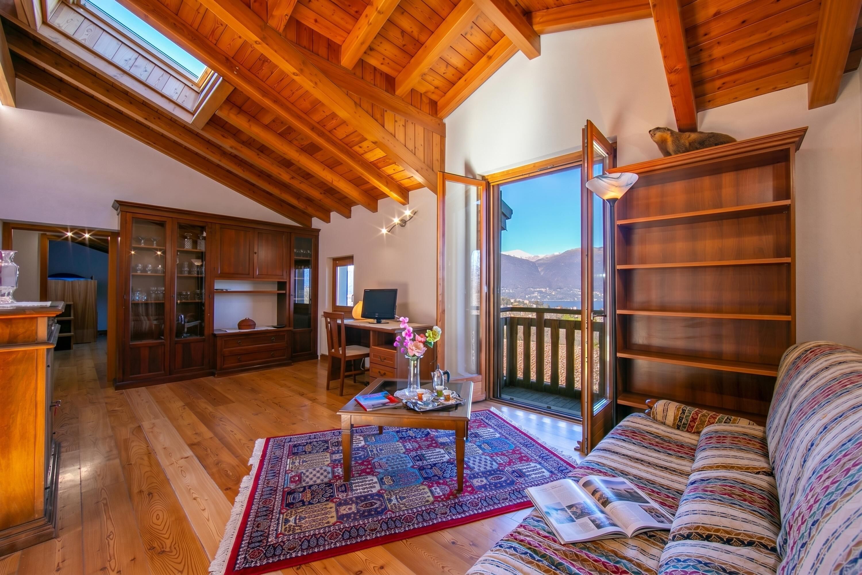 Familienvilla, Mehrere Schlafzimmer, 2 Bäder, Bergseite (Villa Giorgia Private Pool) | Wohnbereich | 21-Zoll-Flachbildfernseher mit Digitalempfang, Fernseher, Kamin