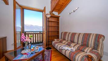 Villa Familiale, plusieurs chambres, 2 salles de bains, cÎté montagne (Villa Giorgia Private Pool) | Coin séjour | Télévision à écran plat de 21 pouces avec chaßnes numériques, télévision