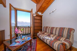 Family Villa, Multiple Bedrooms, 2 Bathrooms, Mountainside (Villa Giorgia Private Pool) | Living area | 21-inch flat-screen TV with digital channels, TV, fireplace - Villa Giorgia Private Pool (Castelveccana)
