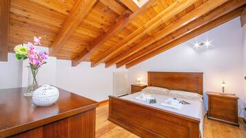 Familienvilla, Mehrere Schlafzimmer, 2 Bäder, Bergseite (Villa Giorgia Private Pool) | 6 Schlafzimmer, Bügeleisen/Bügelbrett, kostenloses WLAN, Bettwäsche