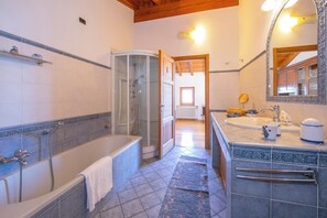 Familie villa, meerdere slaapkamers, 2 badkamers, uitzicht op gebergte (Villa Giorgia Private Pool) | Badkamer | Een aparte badkuip en douche, een haardroger, een bidet, handdoeken