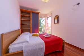 2 bedrooms, iron/ironing board, bed sheets