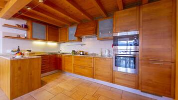 Lemari es, microwave, oven, dan mesin pencuci piring