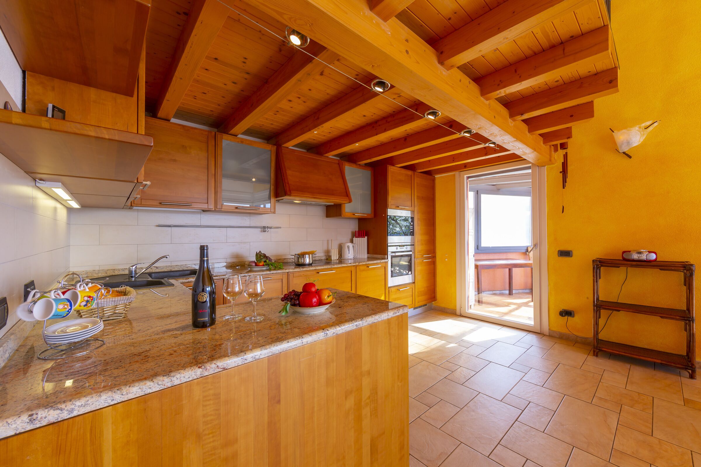 Lemari es, microwave, oven, dan mesin pencuci piring