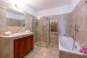 Duschwanne, Haartrockner, Bidet, Handtücher