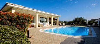 Artisan Homes # Anastel 2 Unique luxury villa with private overflow pool.