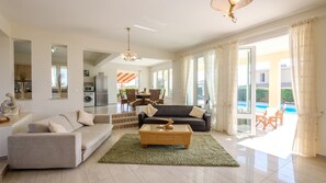 Smart TV, fireplace