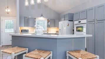 Täysikokoinen jääkaappi, mikroaaltouuni, uuni, liesi