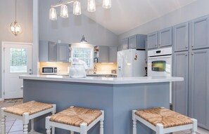 Refrigerador con congelador, microondas, horno y parrilla de estufa 